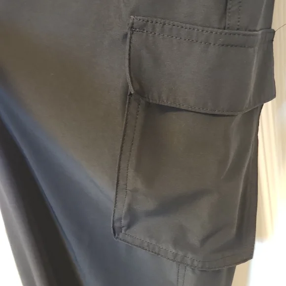 Old Navy Women's Black Stretchtech Quick Dry Cargo Pants with Drawstring - Picture 3 of 7